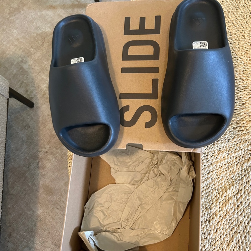 Adidas Yeezy Slide in Black